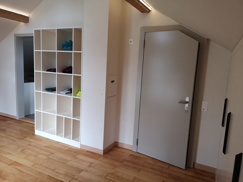 Rothornweg, 2023, Türe mit Schräge